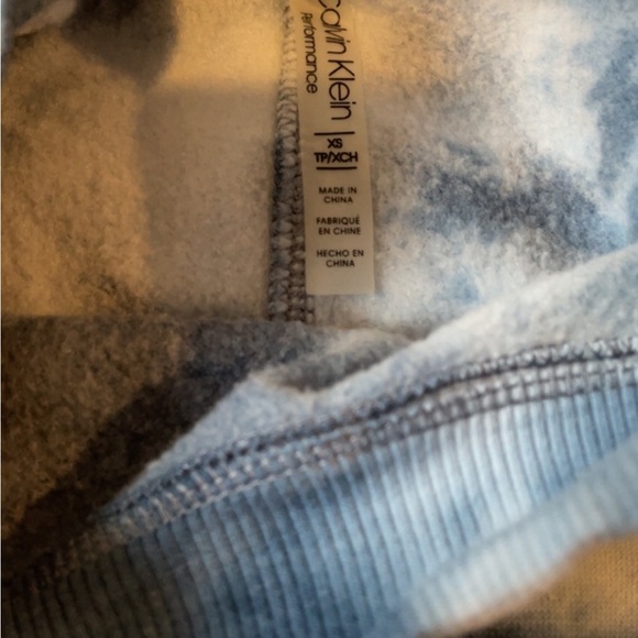 CALVIN KLEIN PERFORMANCE TIE-DYE FLEECE CROPPED DARK BLUE SWEATSHIRT - Picture 4 of 5